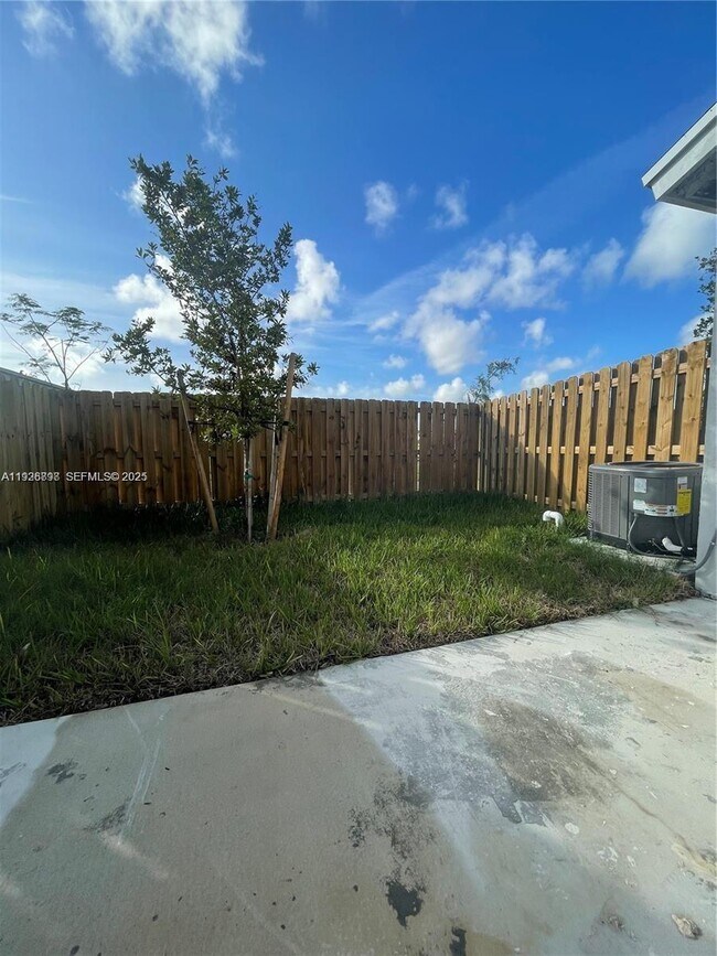 Building Photo - 1221 NW 4th Ln