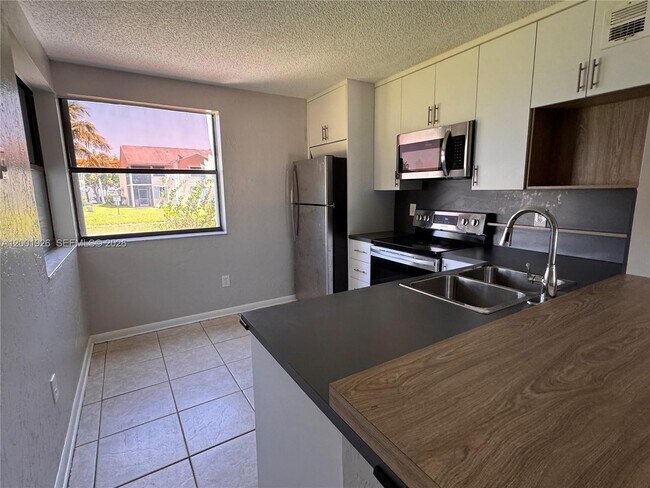 Building Photo - 910 Constitution Dr