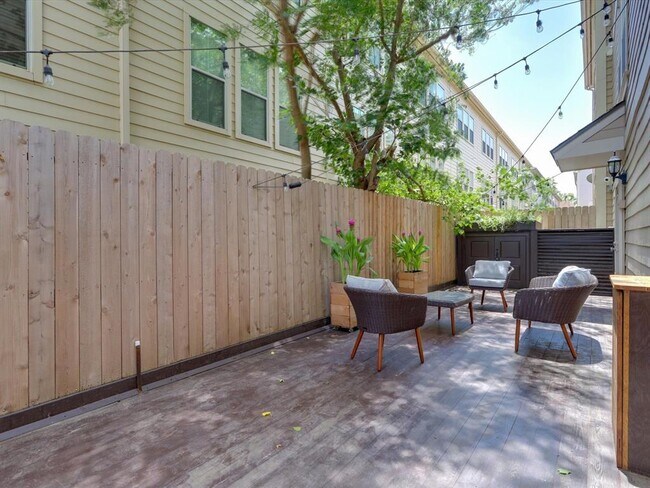 Building Photo - 1706 Tuam St