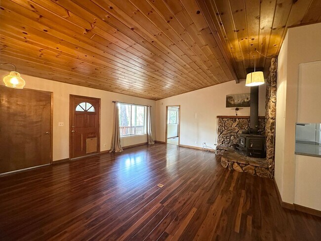 Building Photo - Gorgeous Confidence Home!!