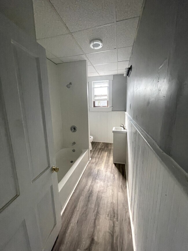 Building Photo - 419 W Howard