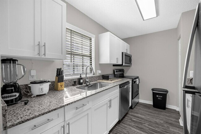 Building Photo - 13915 Heritage Club Dr