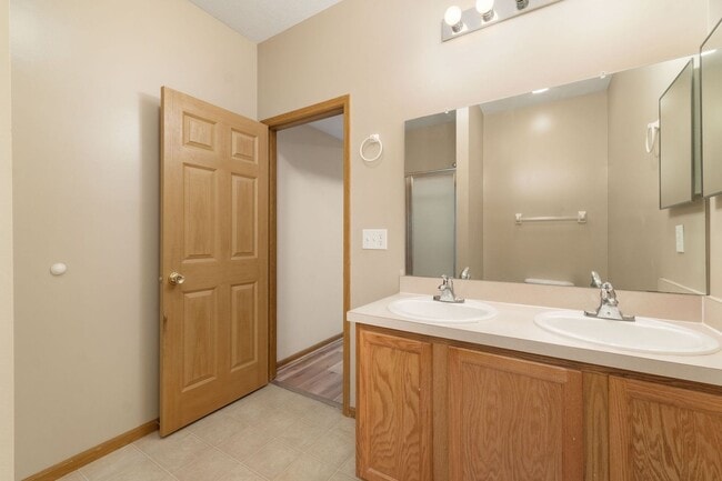 Building Photo - Beautifully Updated Single Family in a Private Community