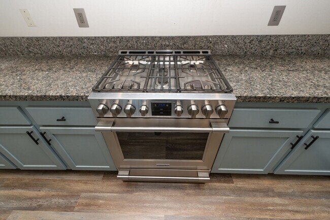 Building Photo - Amazing 3 Bedroom Condo available now! Totally loaded unit, schedule a tour today!
