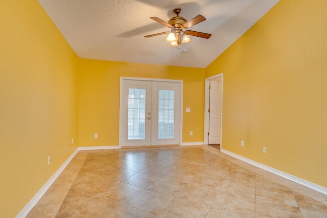 Building Photo - Spacious 3BR with Sunroom & Eat-In Kitchen – Holsberry Estates-Military Special: ½ OFF Security D...