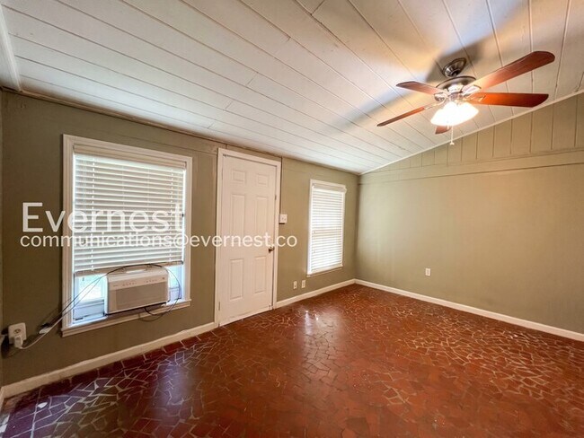 Building Photo - 5 Bed/4 Bath Home with Fenced Yard / Available Now!
