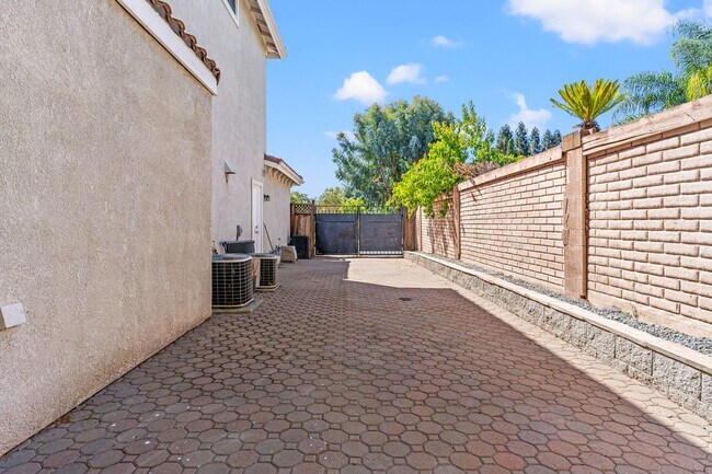 Building Photo - 3311 Montevideo Dr
