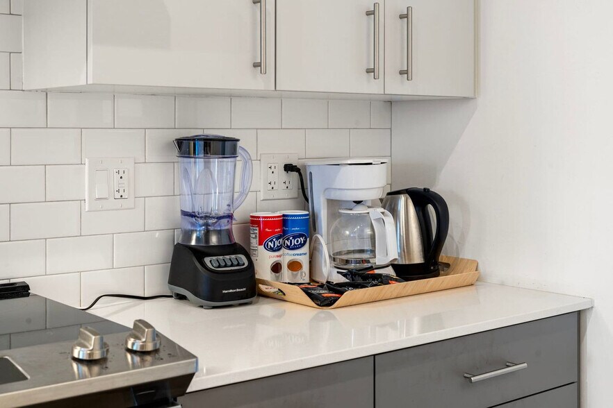 Building Photo - 853 W Blackhawk St