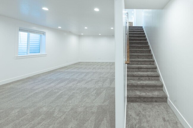 Building Photo - $500 off first month's rent. If rented before the end of AUGUST!!BRAND NEW 5 BED 3 BATH TWIN HOME