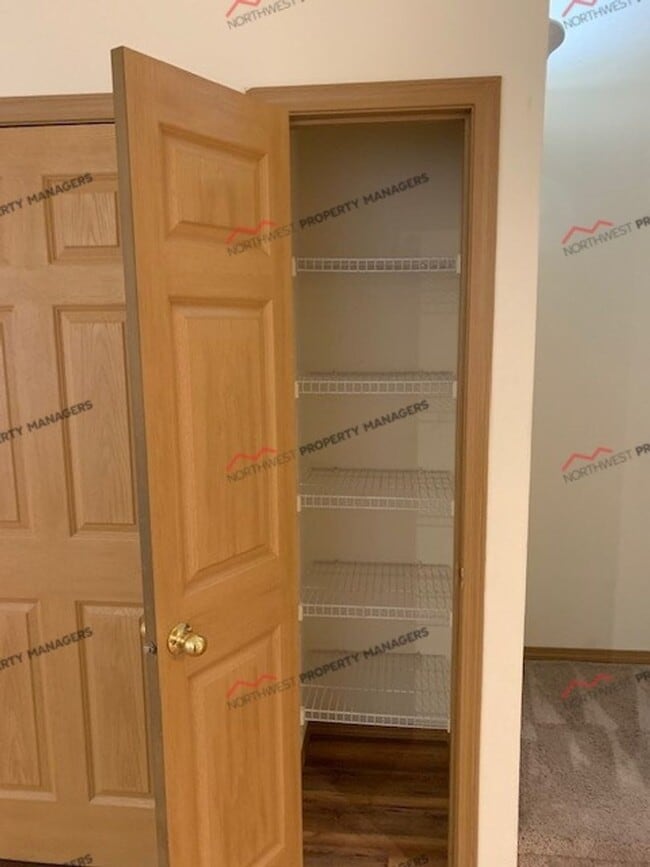 Building Photo - r95