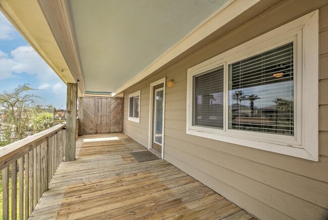 Building Photo - 505 Pompano St