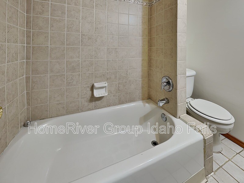 Building Photo - 420 8th St