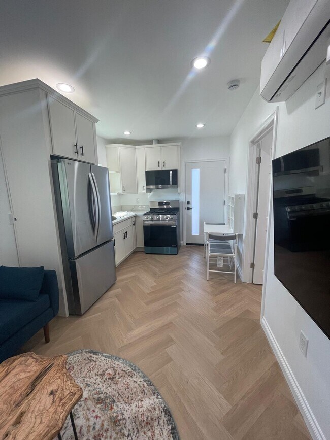 Building Photo - 6908 Royer Ave