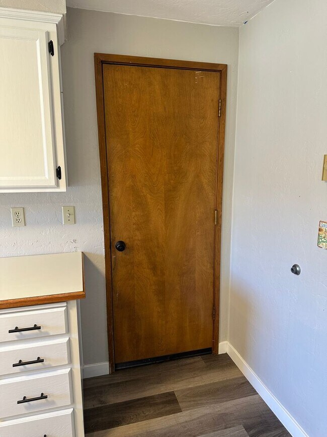 Building Photo - Updated 3 bedroom 1.5 bath house in Eugene!