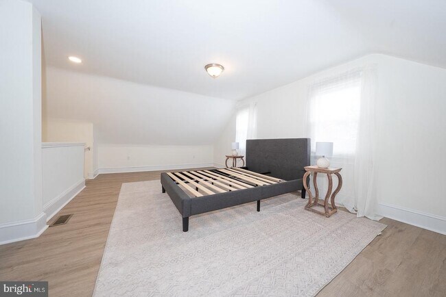 Building Photo - 717 Miller St