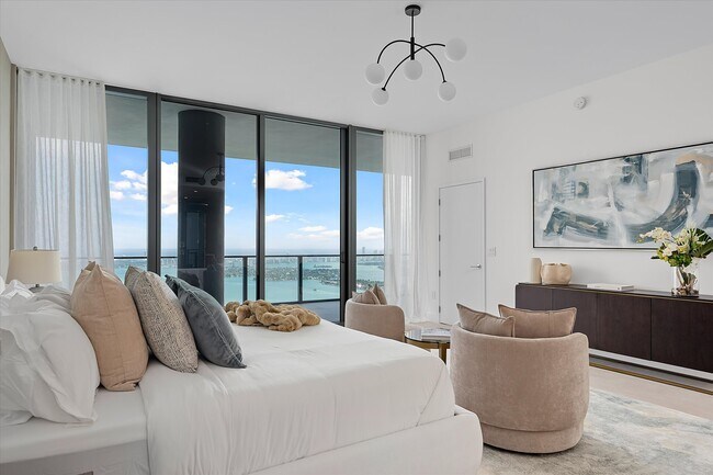 Building Photo - 700 NE 24th St