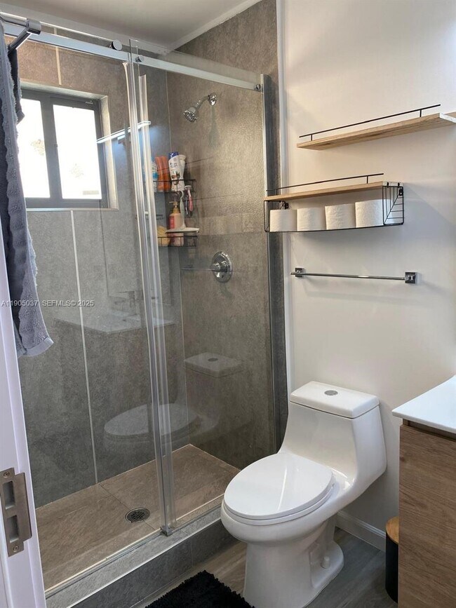 Building Photo - 916 NW 8th St