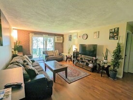 Building Photo - 10 Kenmar Dr