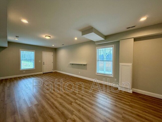 Building Photo - 207 Riverside View Dr