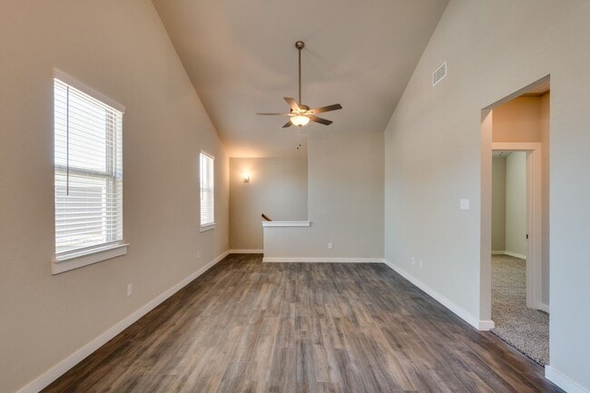 Building Photo - AVAILABLE NOW! GORGEOUS 2 BEDROOM FOUR PLE...