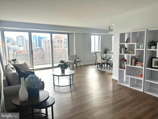 Building Photo - 8315 N Brook Ln