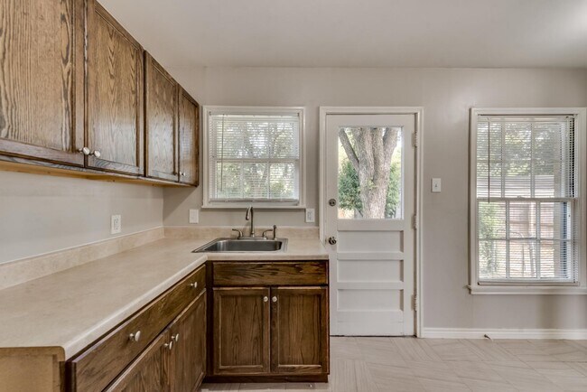 Building Photo - 11107 Stallcup Dr