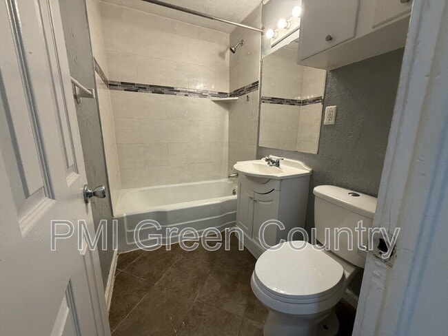 Building Photo - 2626 W 48th St