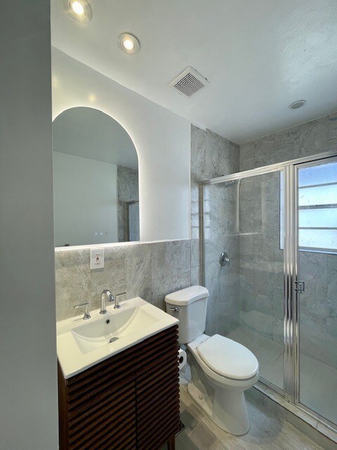 Building Photo - 221 SW 9th Ave