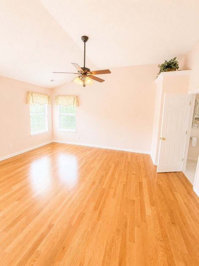 Building Photo - 1525 Clarendon Way