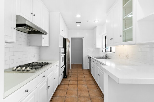 Building Photo - 8643 Clifton Way