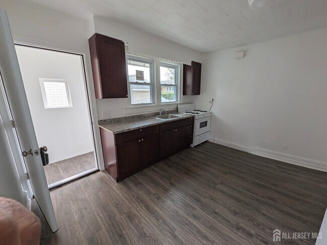 Building Photo - 121 Kossuth St