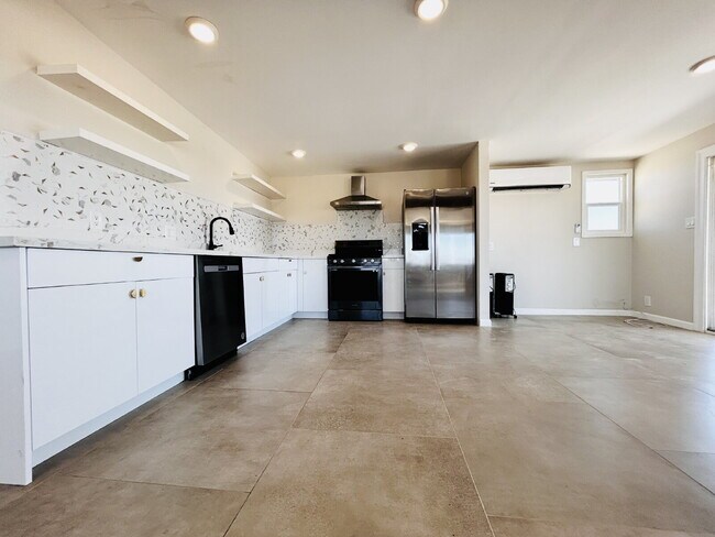 Building Photo - Quiet 2 bd House Surrounded by Open Desert