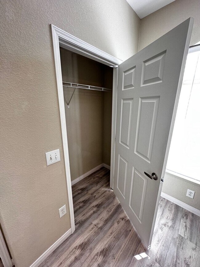 Building Photo - Fully Furnished 2 Bedroom 1 Story Condo