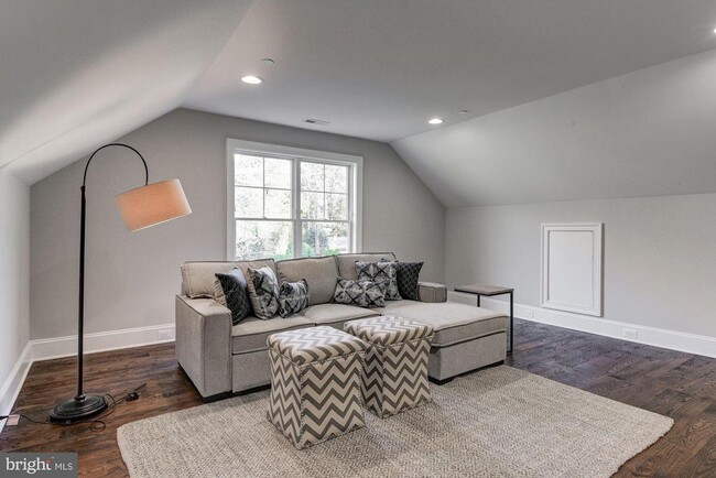 Building Photo - 5700 Tanglewood Dr