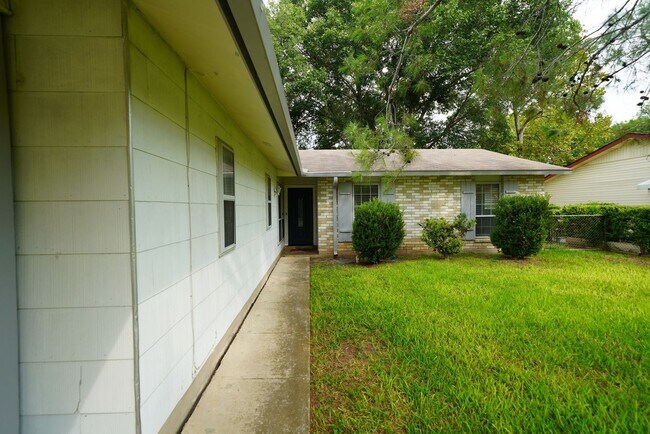 Building Photo - Updated home in established Schertz Neighb...