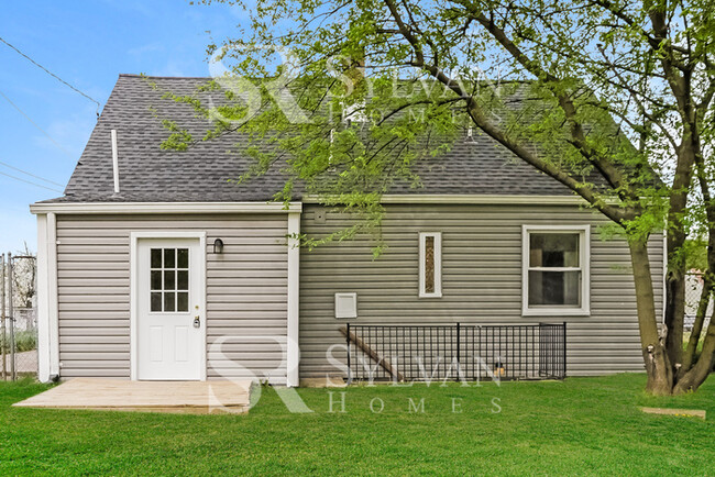 Building Photo - Enjoy living the good life in this home.