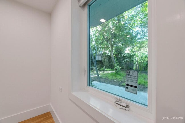 Building Photo - 422 Cole St