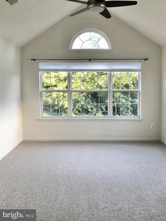 Building Photo - 1981 Logan Manor Dr