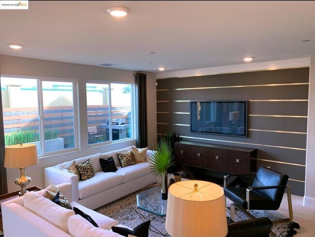 Building Photo - 807 Bamboo Dr