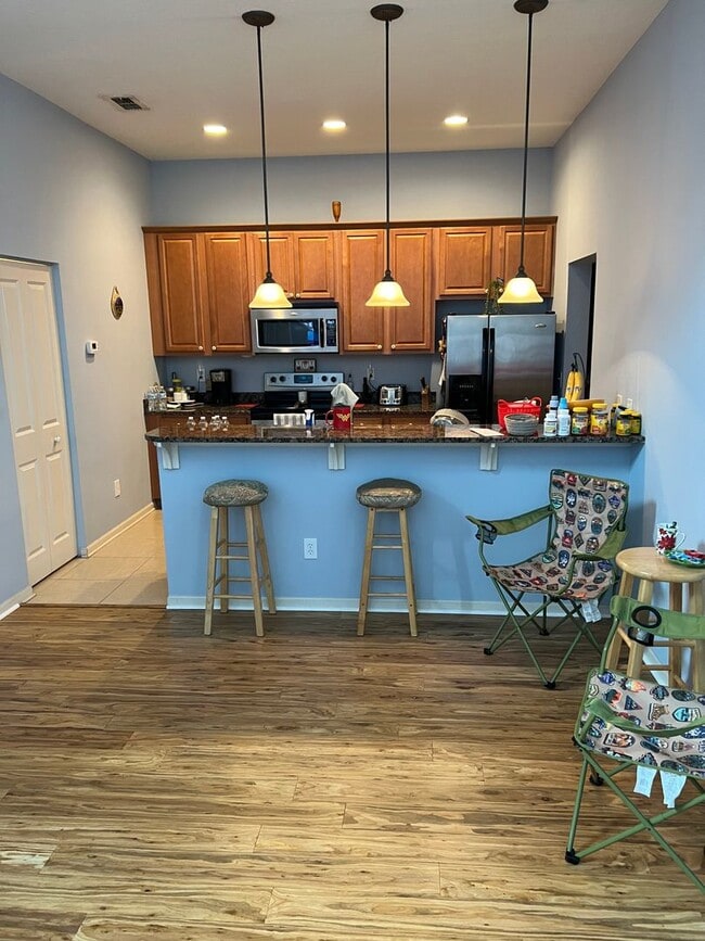 Building Photo - 2 Bed 2.5 Bath