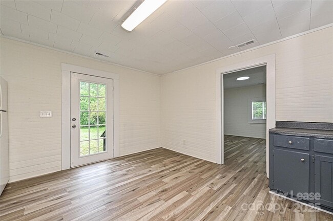 Building Photo - 3619 Little Mountain Rd