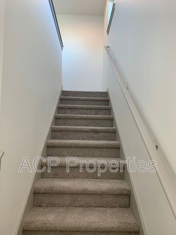 Building Photo - 2046 Aaron Dr