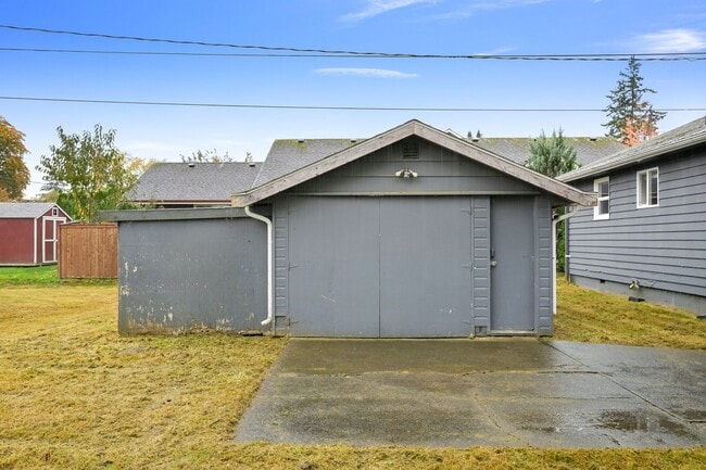 Building Photo - 2 Bedroom, 1 Bathroom Available!