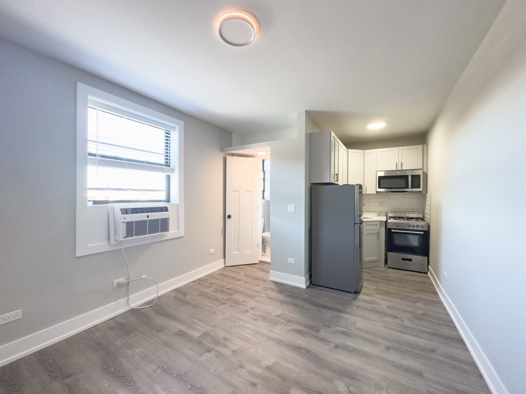 Building Photo - 545 W Belmont Ave