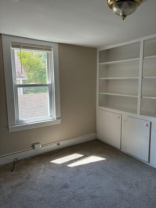 Building Photo - 1 bed 1 bath overlooking Quinebaug River