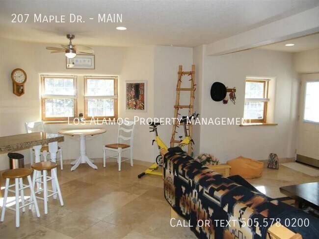 Building Photo - 207 Maple Dr