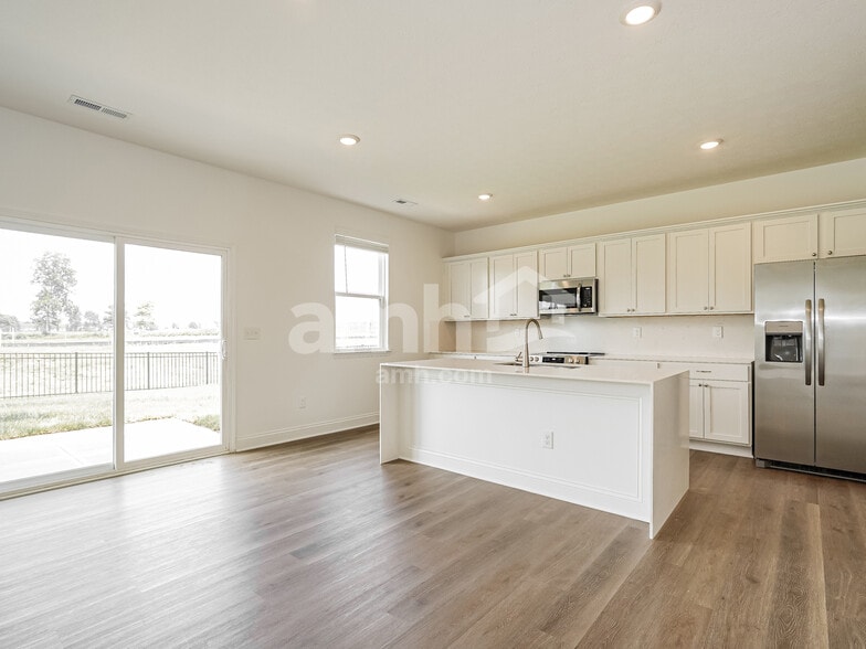 Building Photo - 9065 Lucy Dr