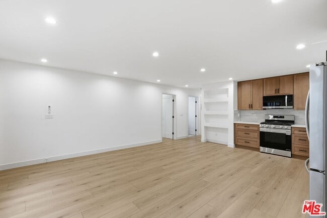 Building Photo - 3431 Edgehill Dr