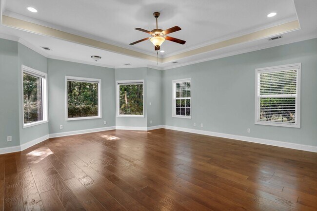 Building Photo - AVAILABLE LATE JULY 2025 (PET FRIENDLY)