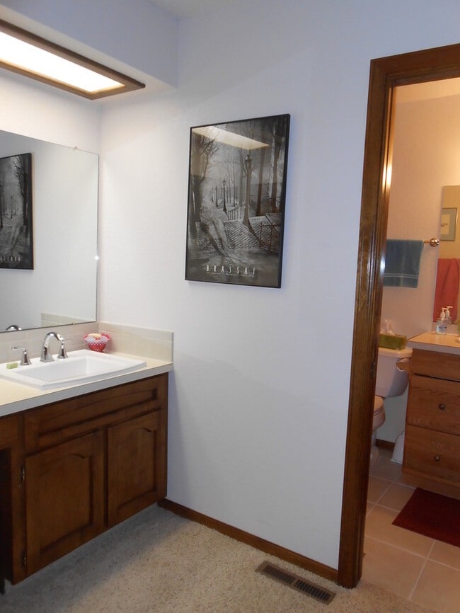 Building Photo - Charming 2 Bed/2 Bath Condo Near the Sculpture Park